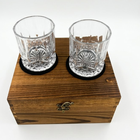 Szklanka do whisky z kostkami lodu